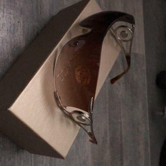 Elegant and stylish. Barely worn. A great deal! - Picture 4 of 4